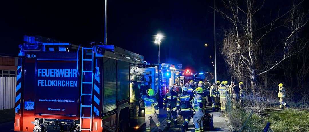 Bild enthält, Person, Worker, Helmet, Clothing, Glove, Transportation, Vehicle, Wheel, Truck, Fire Truck
