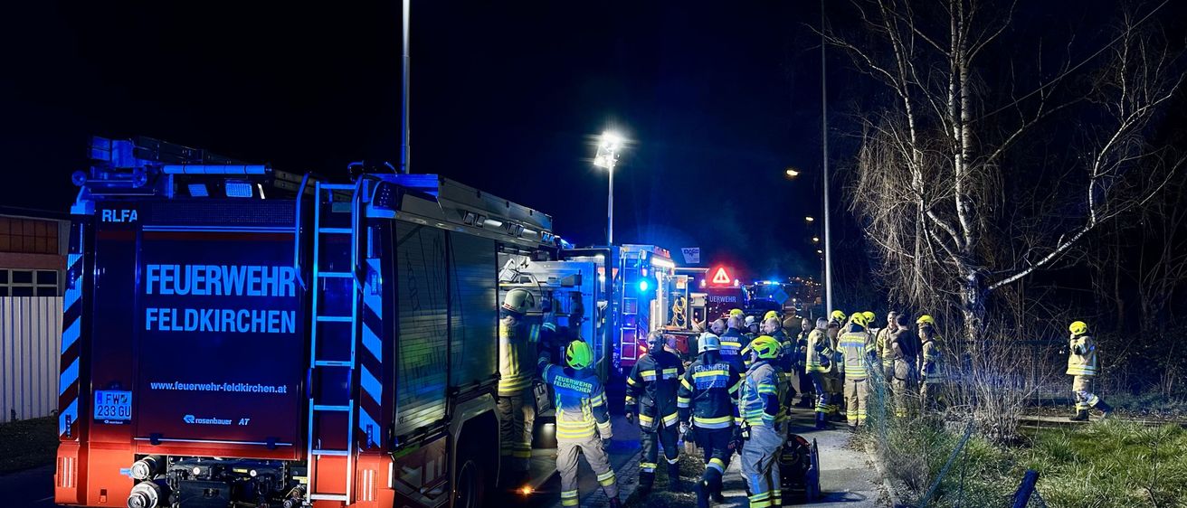 Bild enthält, Person, Worker, Helmet, Clothing, Glove, Transportation, Vehicle, Wheel, Truck, Fire Truck