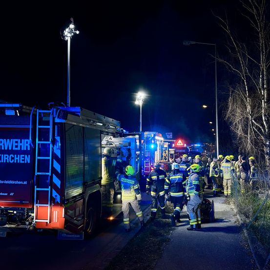 Bild enthält, Person, Worker, Helmet, Clothing, Glove, Transportation, Vehicle, Wheel, Truck, Fire Truck