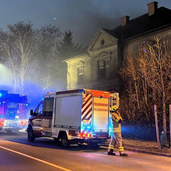 Bild enthält, Person, Transportation, Truck, Vehicle, Clothing, Footwear, Shoe, Helmet, Machine, Wheel