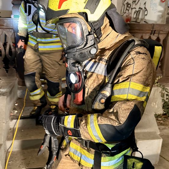 Bild enthält, Helmet, Adult, Male, Man, Person, Glove, Face, Glasses, Wristwatch, Handbag