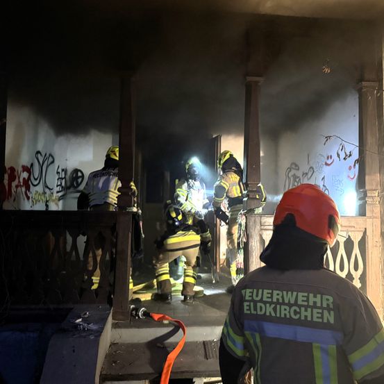 Bild enthält, Clothing, Hardhat, Helmet, Adult, Male, Man, Person, Worker, Fire