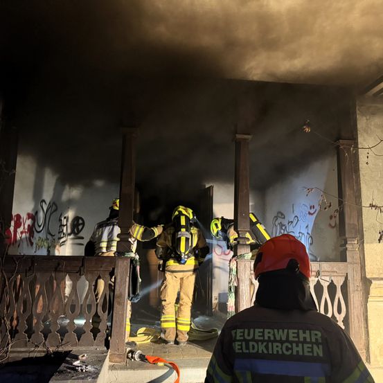 Bild enthält, Person, Worker, Adult, Male, Man, Clothing, Hardhat, Helmet