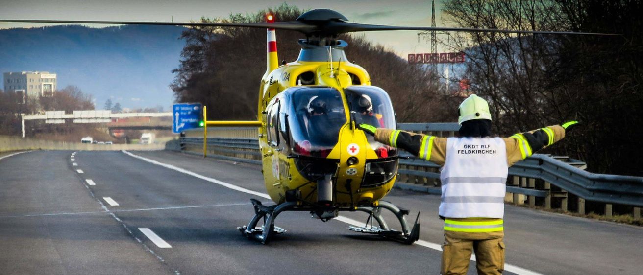 Bild enthält, Aircraft, Helicopter, Vehicle, Adult, Male, Man, Person, Road, Helmet, Car