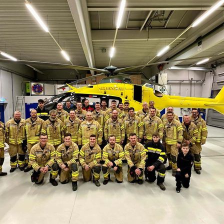 Bild enthält, People, Person, Helicopter, Transportation, Vehicle, Clothing, Footwear, Shoe, Groupshot, Airplane