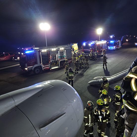 Bild enthält, Person, Fire Truck, Transportation, Truck, Vehicle, Helmet