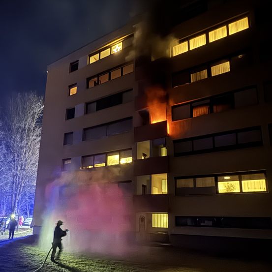 Bild enthält, City, Architecture, Building, Office Building, Urban, Person, Car, Vehicle, High Rise, Fire