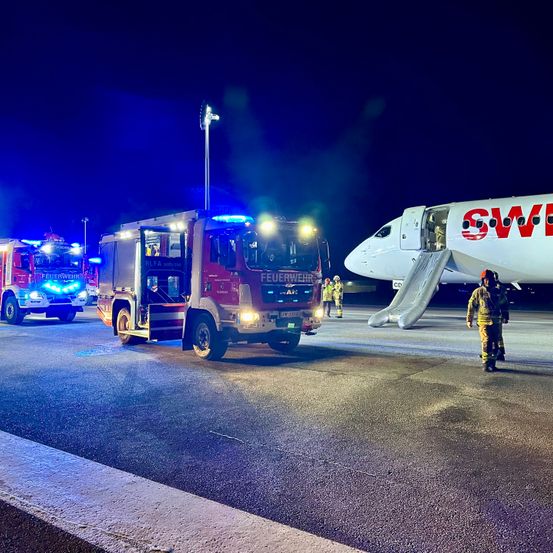 Bild enthält, Road, Tarmac, Truck, Vehicle, Airplane, Person, Car, Fire Truck, Machine, Wheel