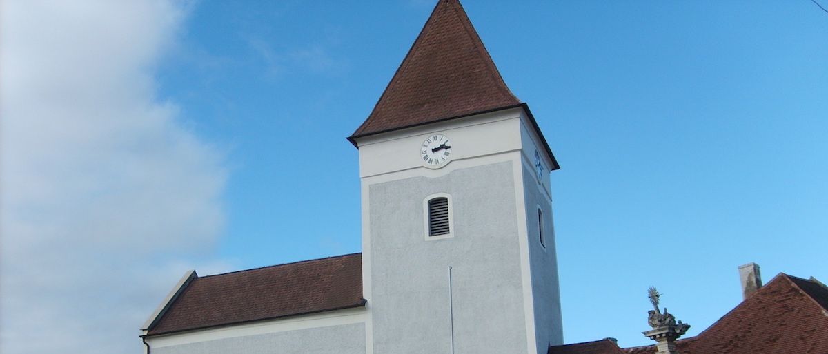 Bild enthält, Clock Tower, House, Housing, Villa, Spire, Car, Arch, Gothic Arch, Wheel, Monastery