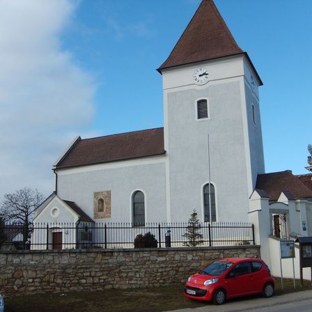 Bild enthält, Clock Tower, House, Housing, Villa, Spire, Car, Arch, Gothic Arch, Wheel, Monastery