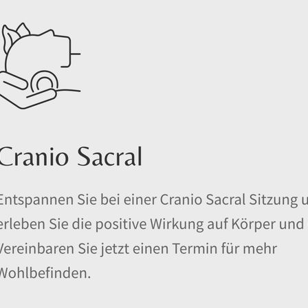 Eine Hand hält ein Kreuzbein während einer Cranio-Sacral-Therapie-Sitzung und fördert Entspannung und positive Auswirkungen auf den Körper.