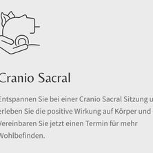 Eine Hand hält ein Kreuzbein während einer Cranio-Sacral-Therapie-Sitzung und fördert Entspannung und positive Auswirkungen auf den Körper.