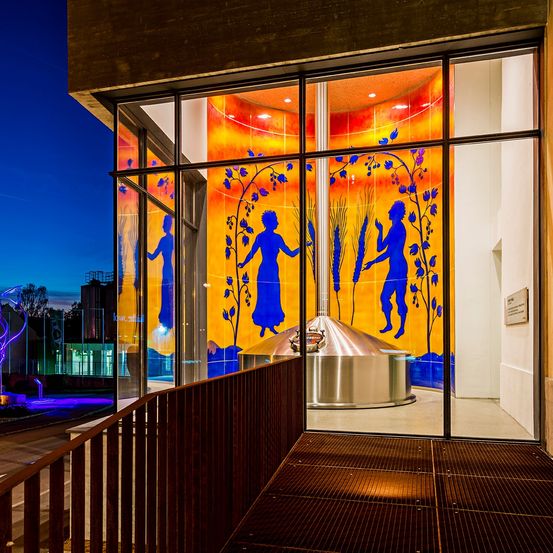 Bild enthält, Handrail, Railing, Building, Staircase, Floor, Flooring, Urban, Person, City, Car