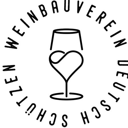 Ein Weinglas mit einem Herzen darin, umgeben von dem Text 'Weinbauverein Deutsch's'. Das Glas ist in einem kreisförmigen Muster.