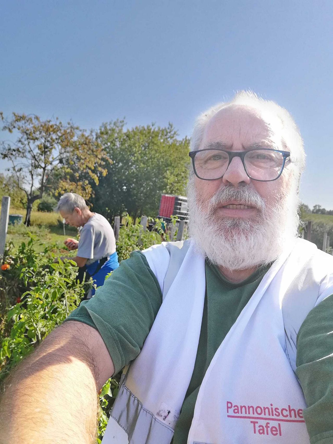 Bild enthält, Adult, Male, Man, Person, Herbal, Outdoors, Face, Portrait, Nature, Flag