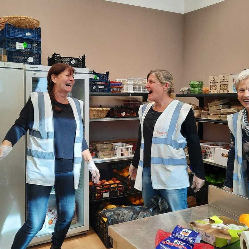 Bild enthält, Glove, Adult, Female, Person, Woman, Shelf, Jeans, Pants, Coat, Head