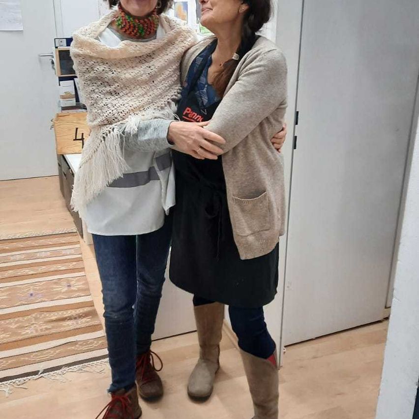 Bild enthält, Adult, Female, Person, Woman, Coat, Pants, Face, Head, Indoors, Necklace