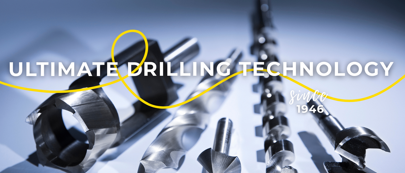 Ein Bild verschiedener Bohrwerkzeuge mit einer gelben geschwungenen Linie und den Worten 'STATE DRILLING TECHN' prominent angezeigt. Das Bild hat einen blauen Hintergrund.