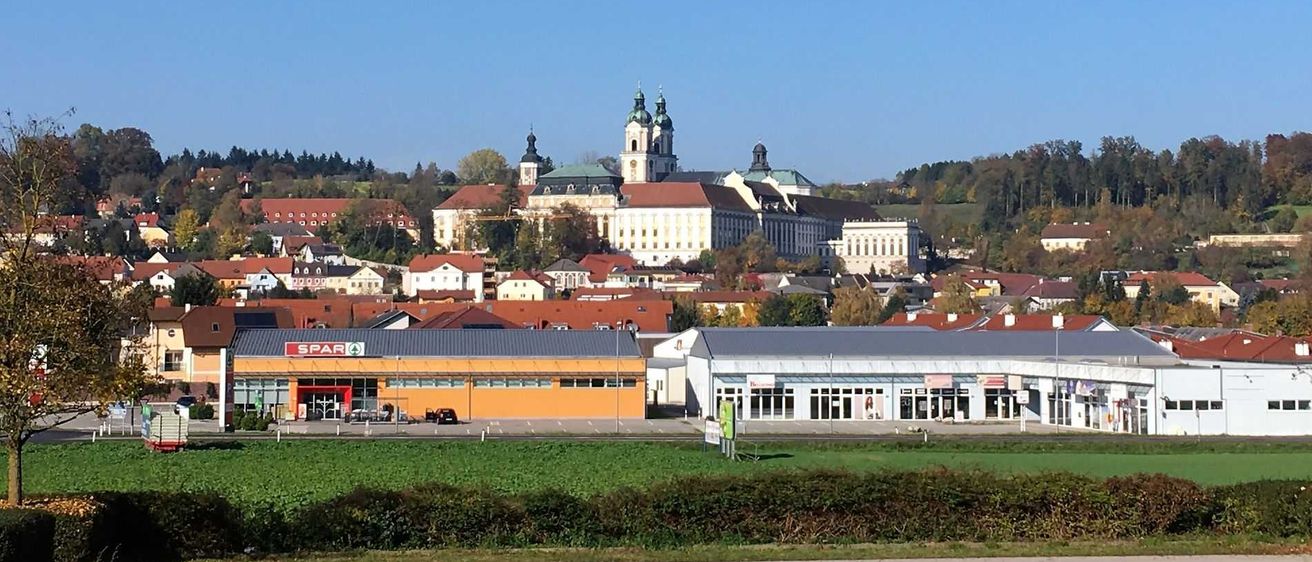 Bild enthält, Building, Cityscape, Urban, Nature, Outdoors, Countryside, Rural, Village, Car