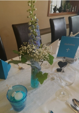 Bild enthält, Potted Plant, Furniture, Table, Dining Table, Flower, Flower Arrangement, Tabletop, Ikebana, Dining Room, Fork