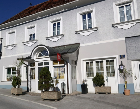 Bild enthält, Building, Housing, House, Plant, Awning, Canopy, City, Window, Car, Vehicle