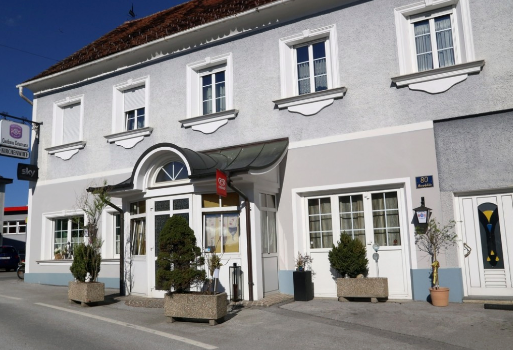 Bild enthält, Building, Housing, House, Plant, Awning, Canopy, City, Window, Car, Vehicle