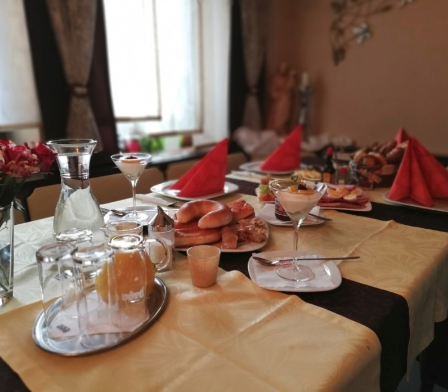 Bild enthält, Brunch, Food, Furniture, Table, Dining Table, Tabletop, Building, Dining Room, Indoors, Room