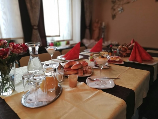 Bild enthält, Brunch, Food, Furniture, Table, Dining Table, Tabletop, Building, Dining Room, Indoors, Room