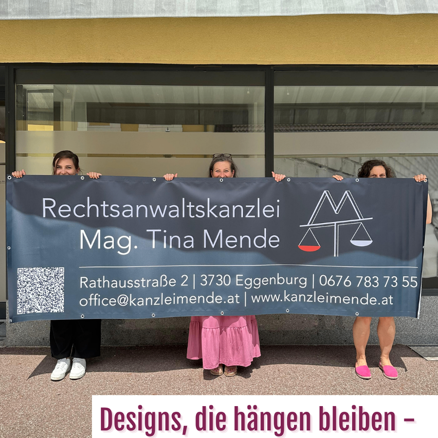Drei Frauen halten ein Banner vor einem Gebäude. Das Banner trägt den Schriftzug Rechtsanwaltskanzlei Mag. Tina Mende mit einem QR-Code und Kontaktinformationen.