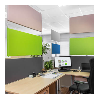 Ein Büro mit grünen Schallschutzplatten und beigefarbenen Wänden. Es gibt zwei Schreibtische mit Monitoren, einem Laptop und einigen Büromaterialien. Eine Topfpflanze steht an der Seite.