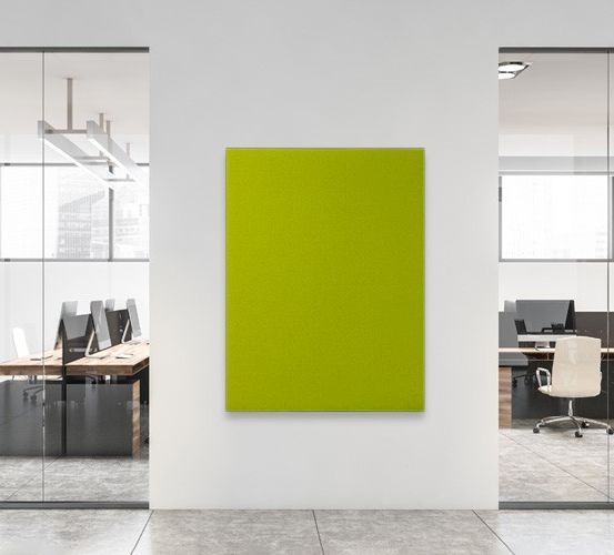 Ein Büro mit Glaswänden und Schreibtischen, einer großen grünen Tafel an der Wand und Monitoren auf den Schreibtischen.