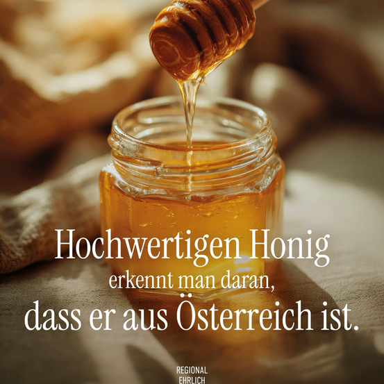 Honig tropft von einem Holzlöffel in ein Glas, das mit 'regional' gekennzeichnet ist. Die Bildunterschrift lautet 'Hochwertigen Honig erkennt man daran, dass er aus Österreich ist.'