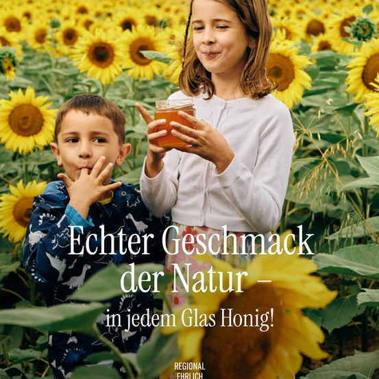 Zwei Kinder stehen in einem Sonnenblumenfeld. Das Mädchen hält eine Honigglas. Der Junge macht ein Gesicht. Der Text lautet: 'Echter Geschmack der Natur - in jedem Glas Honig!'