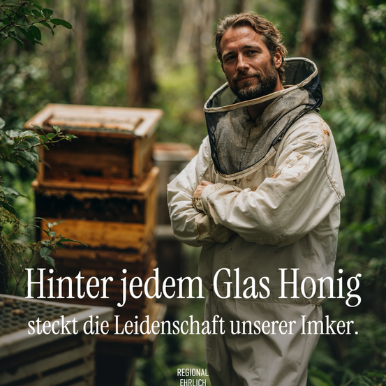 Ein Imker steht in einem Wald mit Bienenstöcken im Hintergrund. Der Text lautet: 'Hinter jedem Glas Honig steckt die Leidenschaft unserer Imker.'