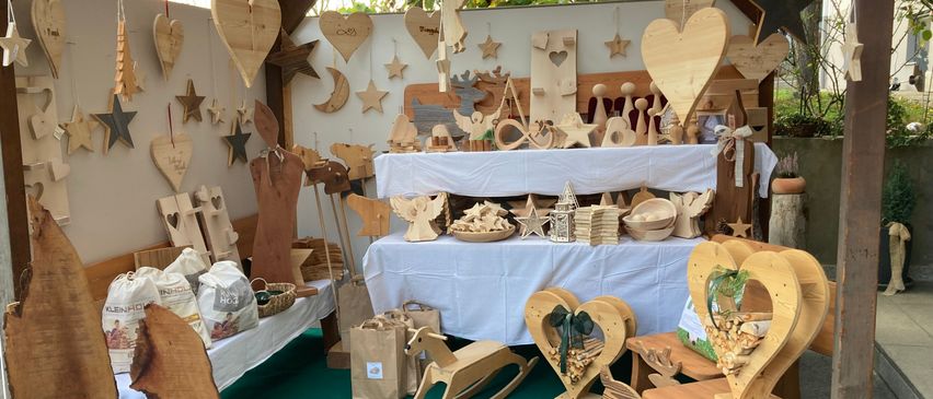 Bild enthält, Indoors, Interior Design, Art, Handicraft, Wood, Architecture, Building, Person