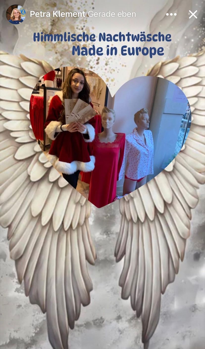 Eine Frau in einem Weihnachtsmann-Kostüm steht in einem herzförmigen Rahmen, hält einige Bücher in den Händen und zwei Mannequins in roten und gepunkteten Pyjamas stehen dahinter.