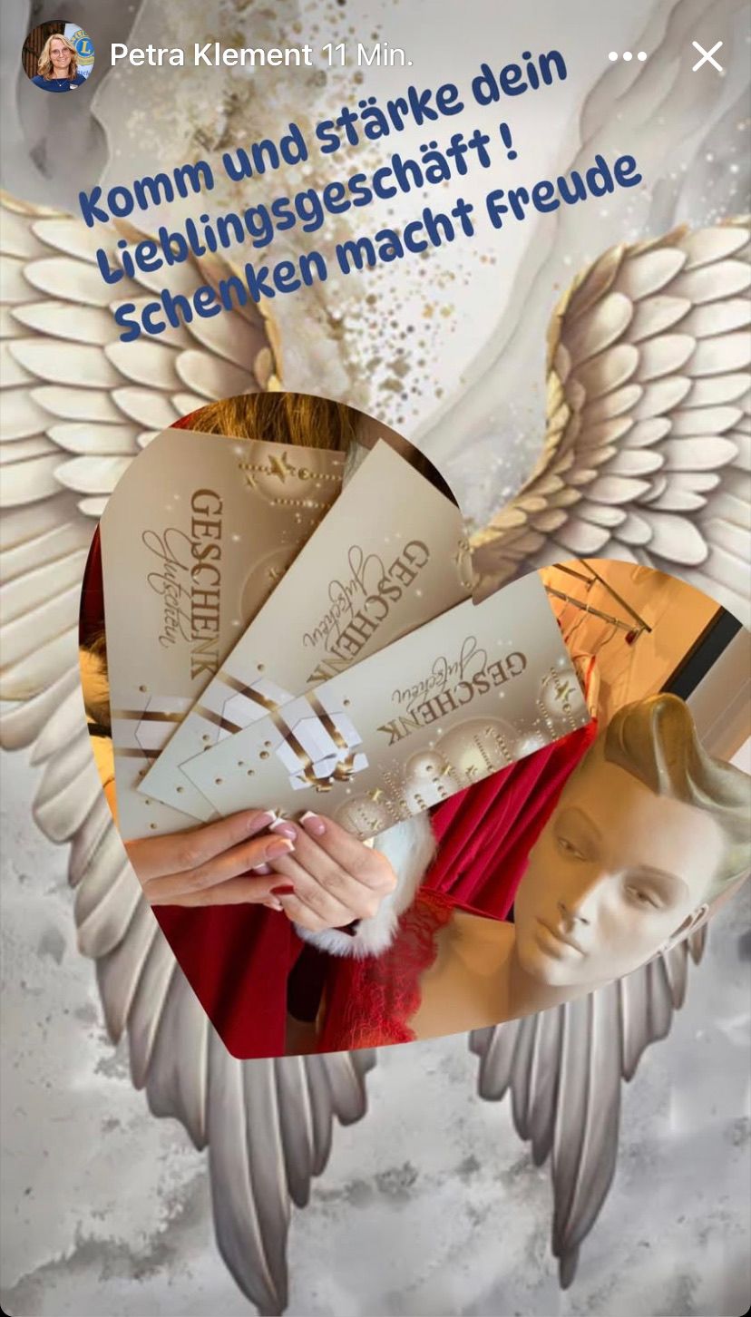 Eine als Weihnachtsmann verkleidete Person hält einen Satz Geschenkgutscheine vor einem Hintergrund aus Engelsflügeln. Die Gutscheine haben die Worte 'GESCHENK' in goldener Kursivschrift, umgeben von dekorativen Mustern.