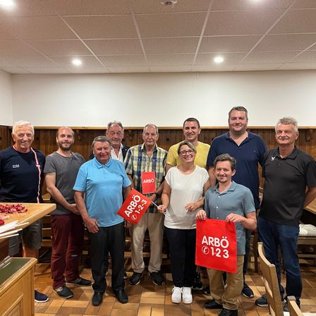 Bild enthält, People, Person, Groupshot, Adult, Male, Man, Wood, Pants, Plywood, Jeans