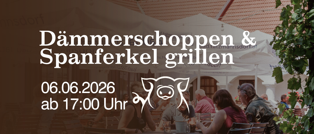 Ein Werbeplakat für das Arkadenheuriger dazumal, das eine Szene mit Gästen zeigt, die unter Sonnenschirmen an Tischen sitzen. Es enthält Details zu einem Dämmershoppen und Spanferkelgrillen am 06.06.2026 ab 17:00 Uhr.