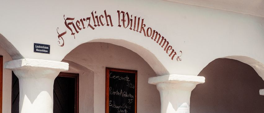 Bild enthält, Indoors, Restaurant, Cafeteria, Cafe, Architecture, Building, Plant, Blackboard, Flower