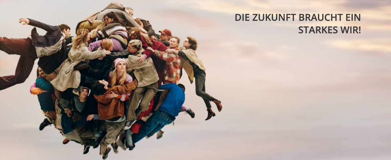 Bild enthält, Adult, Male, Man, Person, Advertisement, Clothing, Footwear, Shoe