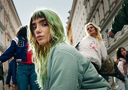 Bild enthält, Costume, Person, Walking, City, Street, Coat, Adult, Female, Woman, Jacket