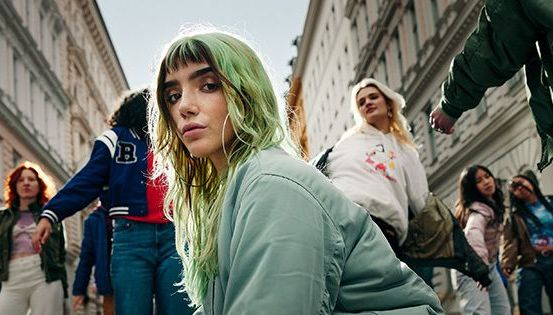 Bild enthält, Costume, Person, Walking, City, Street, Coat, Adult, Female, Woman, Jacket