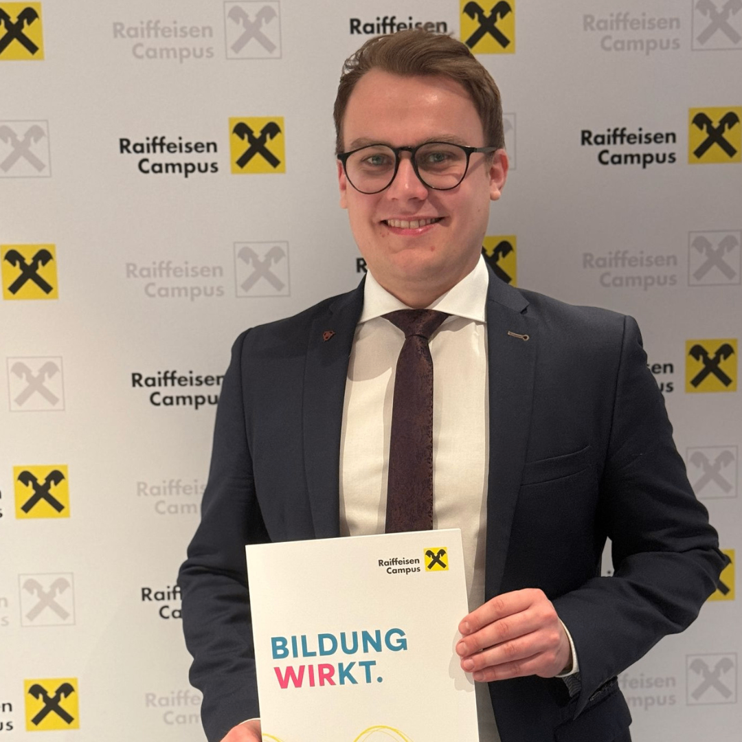 Bild enthält, Accessories, Formal Wear, Tie, Coat, Adult, Male, Man, Person, Glasses, Suit