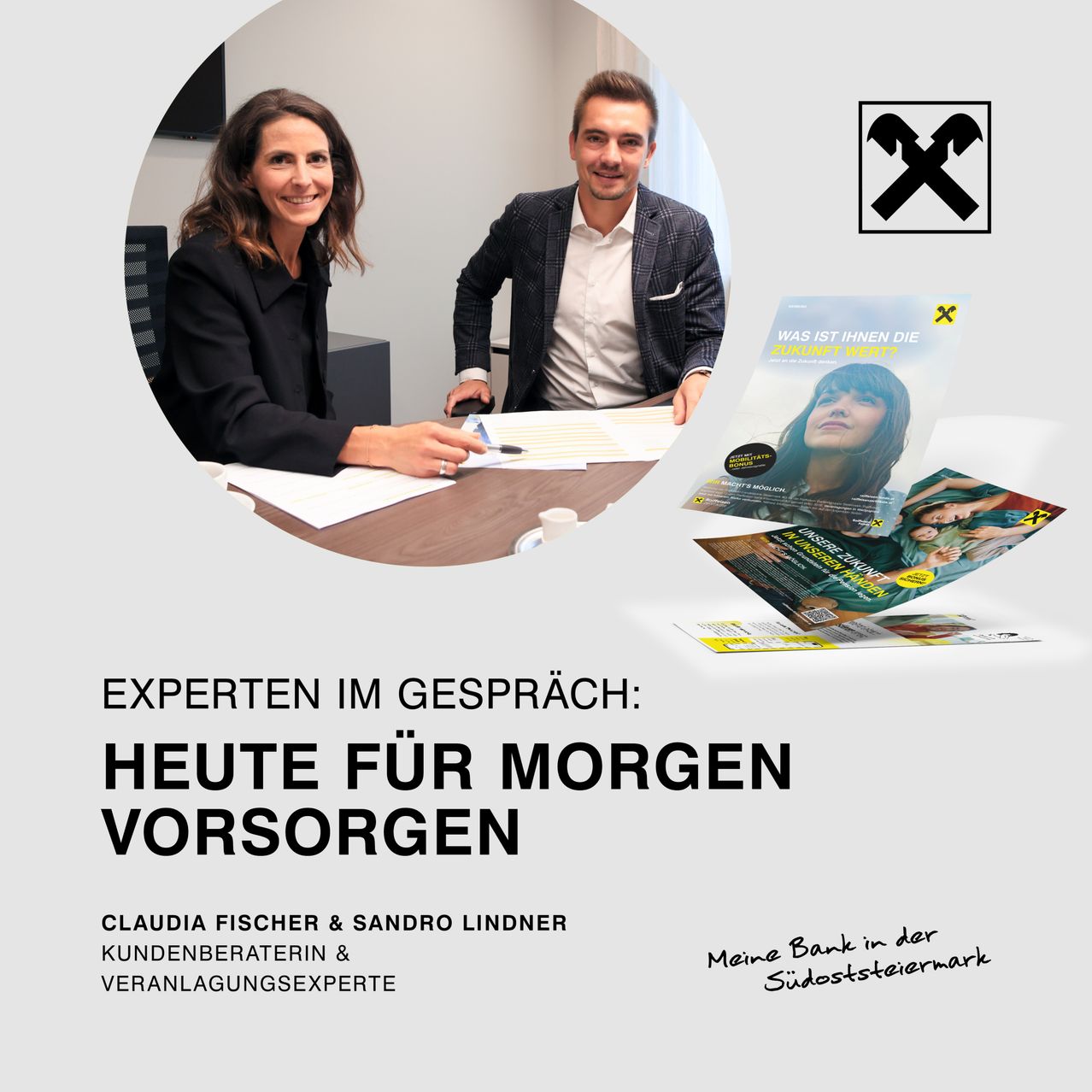 Ein Poster zeigt zwei Personen, Claudia Fischer und Sandro Lindner, die an einem Schreibtisch sitzen und wahrscheinlich über Finanzberatung sprechen. Rechts ist ein Bild einer Frau und Text zu sehen.