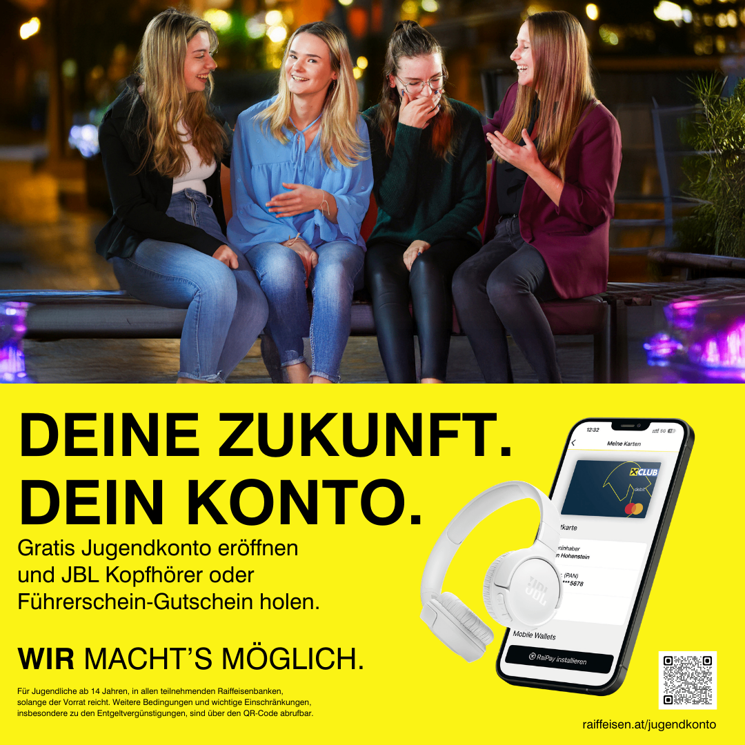 Ein Poster zeigt vier Frauen auf einer Bank. Ein Smartphone mit Kopfhörern darauf zeigt eine Clubkarte. Der Slogan sagt: 'Deine Zukunft. Dein Konto. Gratis Jugendkonto eröffnen und JBL Kopfhörer oder Führerschein-Gutschein holen.' QR-Code unten.