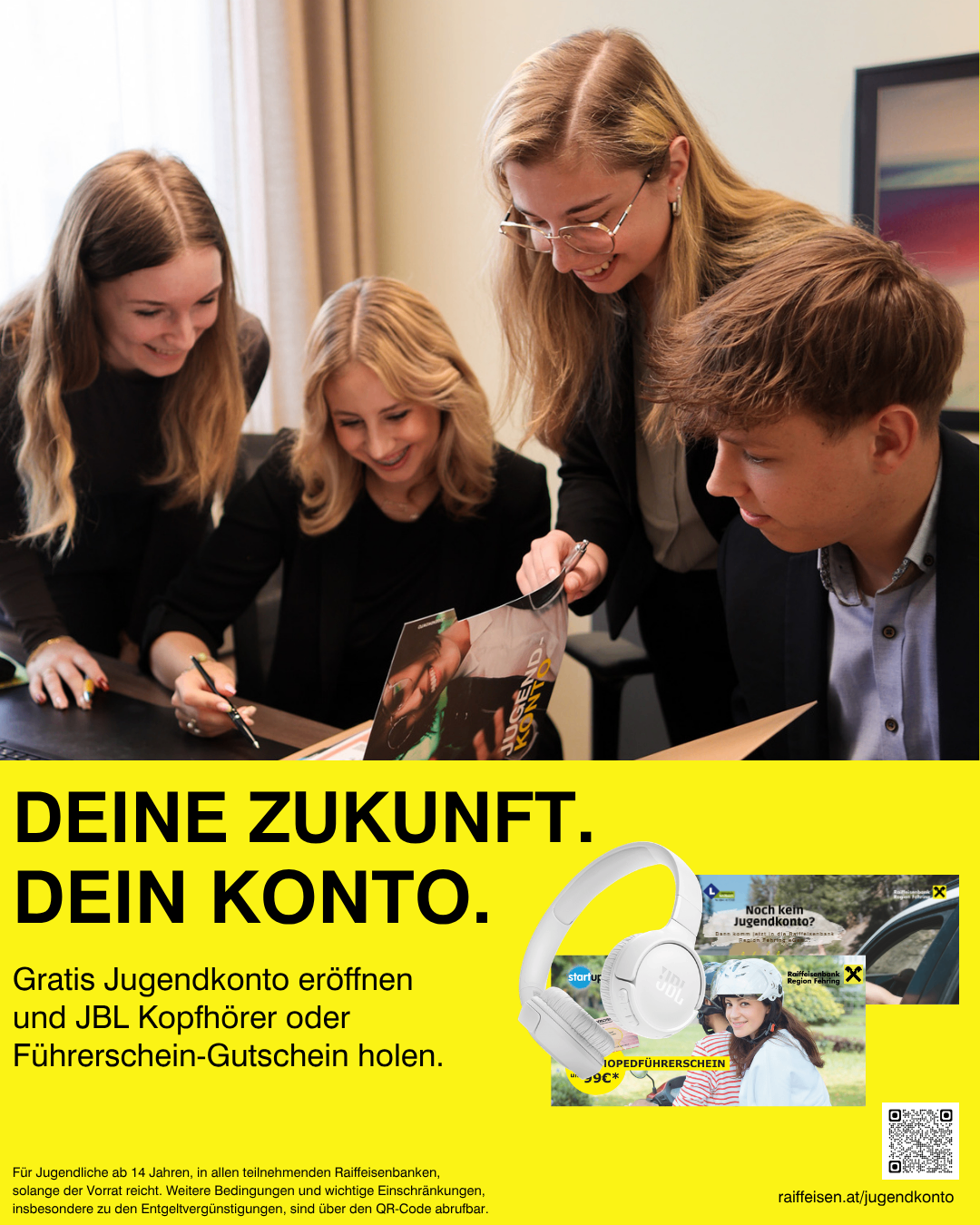 Vier junge Menschen sitzen um einen Tisch herum, lächeln und schauen sich eine Broschüre an. Die Frau auf der linken Seite hält einen Stift und Papier, während die Frau in der Mitte eine Broschüre in der Hand hat. Der Mann auf der rechten Seite schaut sich die Broschüre an. Der Text auf dem Bild lautet 'Deine Zukunft. Dein Konto.' Unten rechts sind ein Kopfhörer und ein Auto abgebildet.