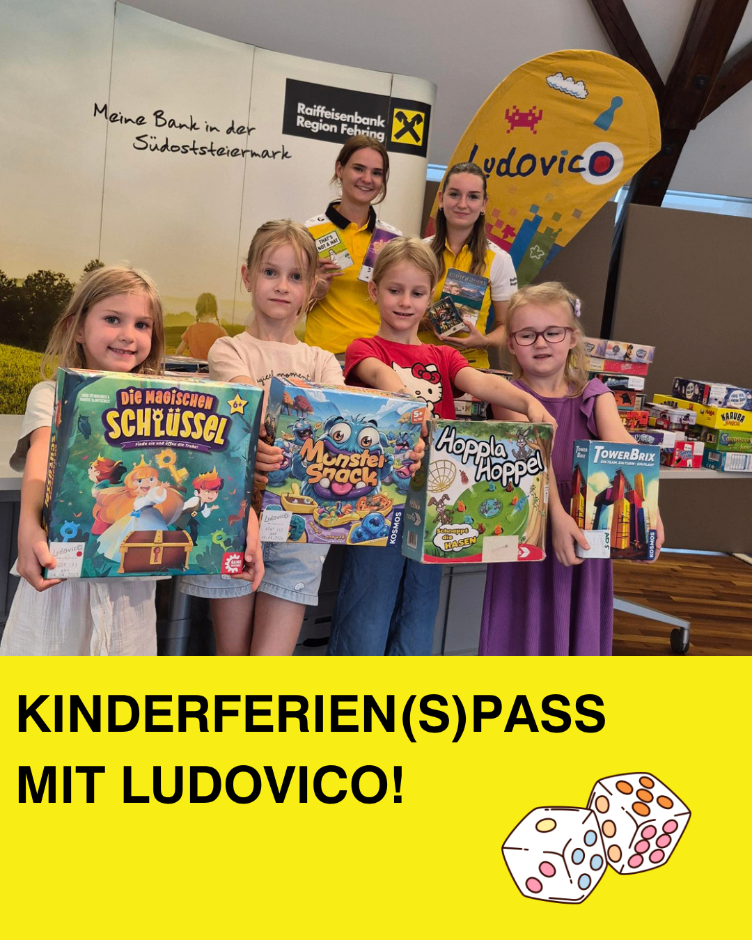 Fünf Kinder halten verschiedene Brettspiele in der Hand und stehen vor einem Hintergrund mit einem Logo und Text. Zwei Frauen in gelben Westen stehen hinter ihnen und lächeln. Das Bild hat einen gelben Rand und Textüberlagerung.