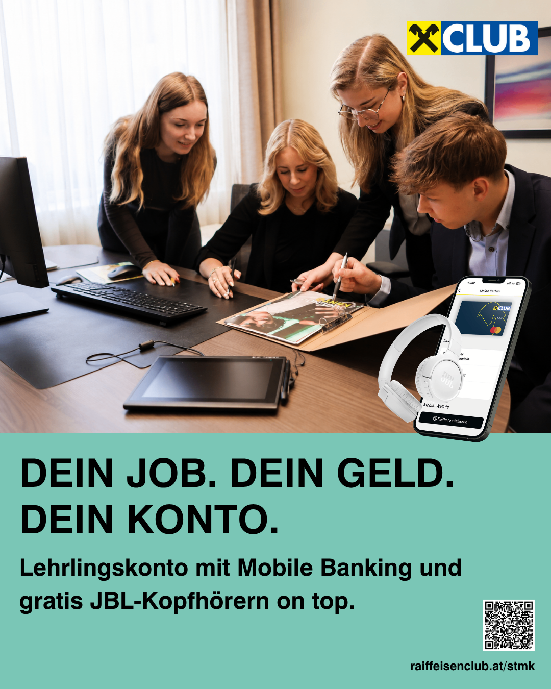 Lehrlinge besprechen Dokumente am Schreibtisch, daneben Handy mit Banking-App und Kopfhörer.