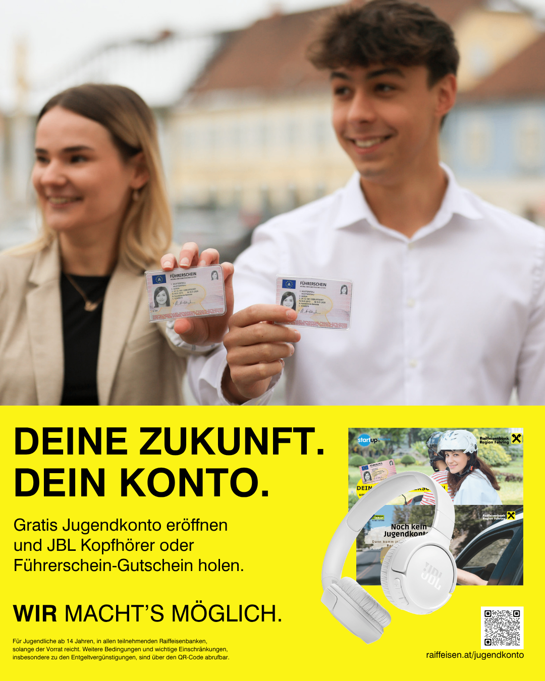 Ein Mann und eine Frau halten ihre Führerscheine hoch, lächeln, mit einem gelben Hintergrund und Text über das Öffnen eines kostenlosen Jugendkontos.